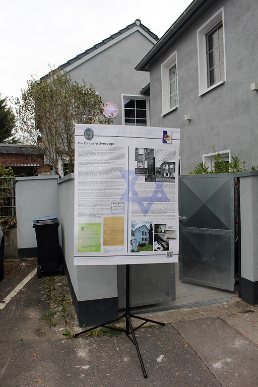 Synagoge in Köln-Zündorf: Im Zuge einer Schnitzeljagd am 24.09.2022 wurde die Geschichte des Hauses und der jüdischen Gemeinde jugendlichen Schülern vermittelt. Im Bild eine der dazu erstellten Informationstafeln (2022).