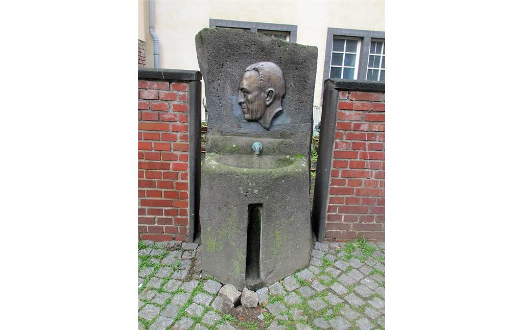 Brunnen mit Bronzerelief von Willi Ostermann auf dem Ostermannplatz in Köln-Altstadt-Nord (2019).