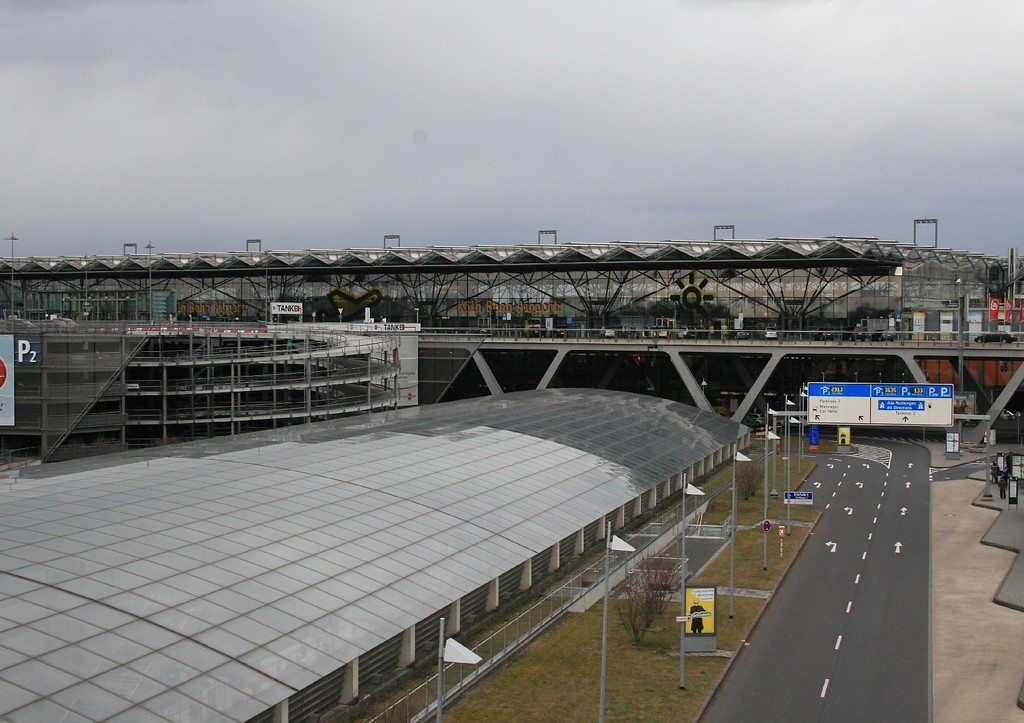 Das gewölbte Glasdach des Flughafenbahnhofs und die Glasfront des Terminal 2 (2015).