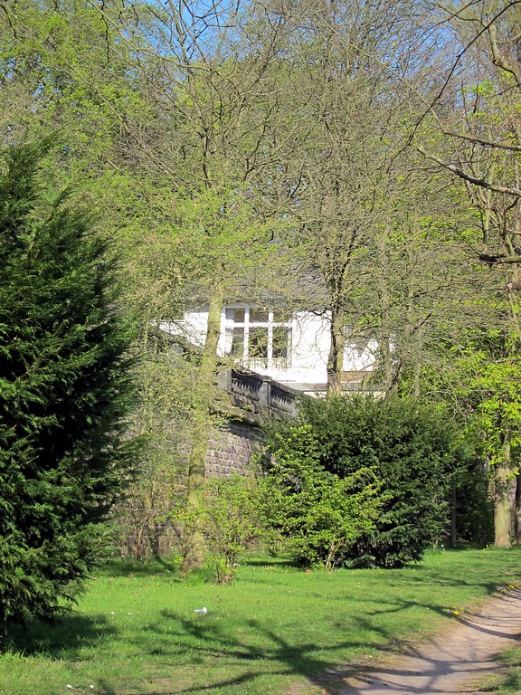 Das Teehaus in der Nordost-Ecke des Parks des ehemaligen Bundeskanzlersitzes im Bonner Regierungsviertel vom Wilhelm-Spiritus-Ufer aus gesehen (2015)
