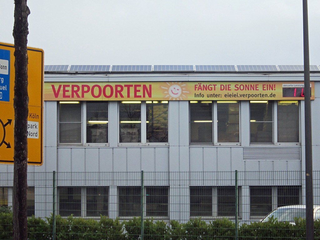 Produktionsgebäude des Spirituosenherstellers Verpoorten GmbH & Co. KG mit einer Anzeige zur Energieproduktion der Photovoltaik-Anlage auf der Fassade (2015).