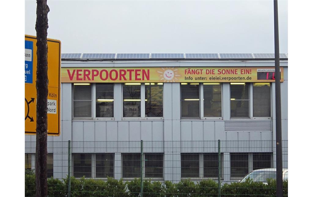 Produktionsgebäude des Spirituosenherstellers Verpoorten GmbH & Co. KG mit einer Anzeige zur Energieproduktion der Photovoltaik-Anlage auf der Fassade (2015).