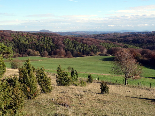 Blick vom Eifelkreuz auf dem Kalvarienberg bei Blankenheim-Alendorf in Richtung Aremberg und Hohe Acht (2018).