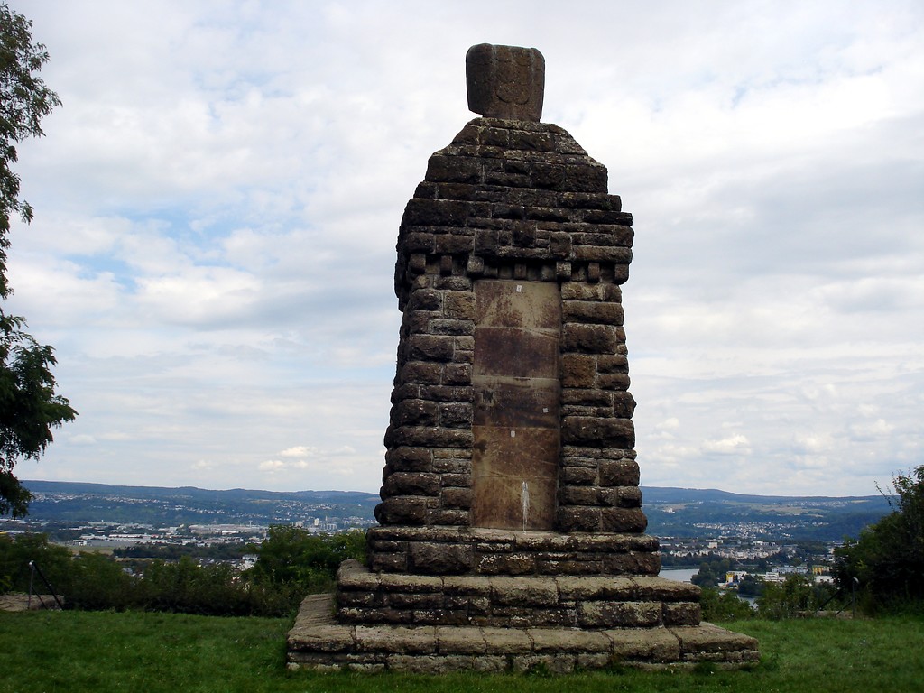 Kriegerdenkmal "Metternicher Eule" in Metternich in Koblenz von hinten (2014)