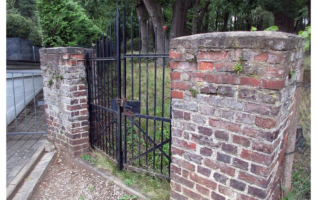 Der durch ein metallenes Tor verschlossene Eingang zum jüdischen Friedhof Mechernich in der Straße "Im Steinrausch" (2020).
