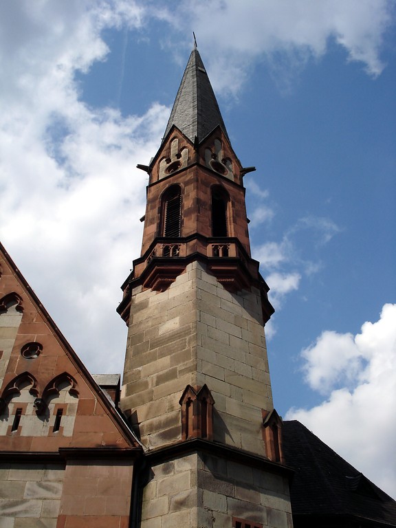 Der Hauptturm der evangelischen Christuskirche in Pfaffendorf in Koblenz (2014).