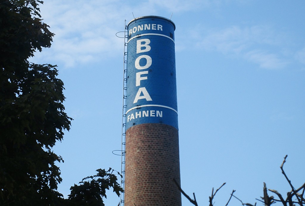 Fabrikschornstein der Fahnenfabrik BOFA in Bonn-Graurheindorf (2016).