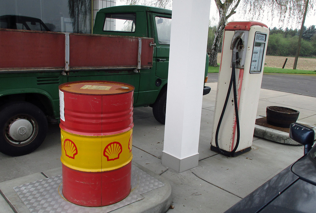 Ein Ölfass und die original erhaltene Diesel-Zapfsäule an der historischen Tankstelle an der alten Neusser Landstraße bei Köln-Worringen (2016).