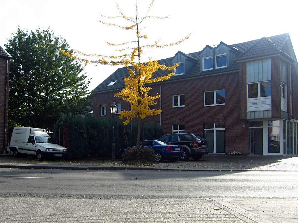 Die Ecke von Jupp-Busch-Straße und Biether Straße in Breyell in der Nähe des früheren Standorts der Synagoge (2013); hier wurde im November 2013 das Mahnmal für die ehemalige Synagoge in Breyell errichtet.