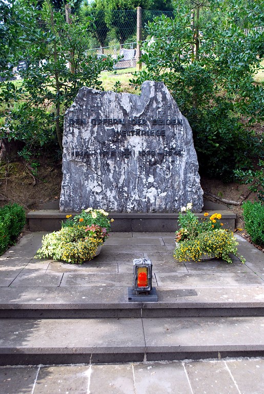 Gedenkstein zu Ehren der Opfer der beiden Weltkriege auf dem Friedhof von Niederbreitbach bei der St. Laurentius-Kapelle (2014)