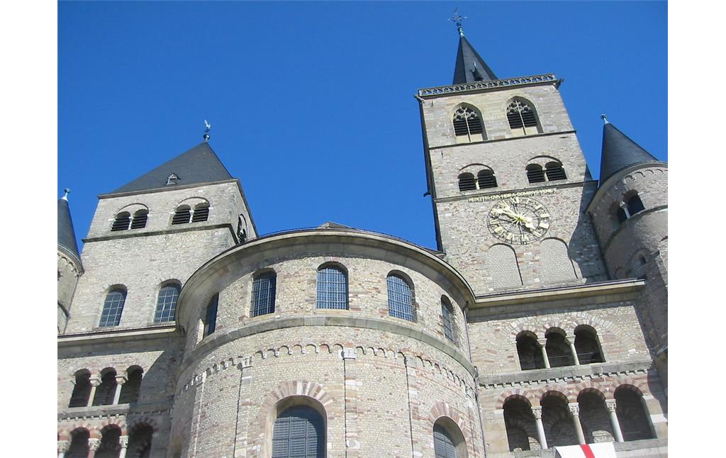 Oberer Teil der Westfassade des Trierer Domes, der aus der vormaligen Konstantinischen Doppelkathedrale hervor gegangen ist (2010)