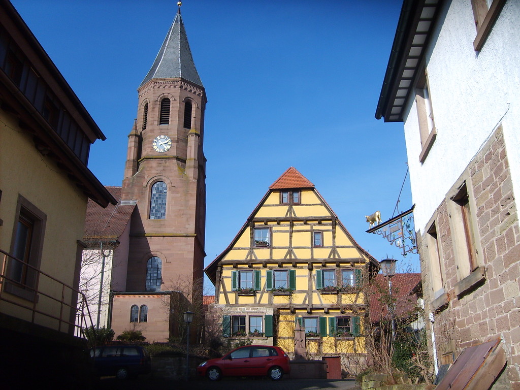 Ortskern von Maulbronn-Schmie mit der Kirche und einem für die Region typischen Fachwerkhaus (2013)