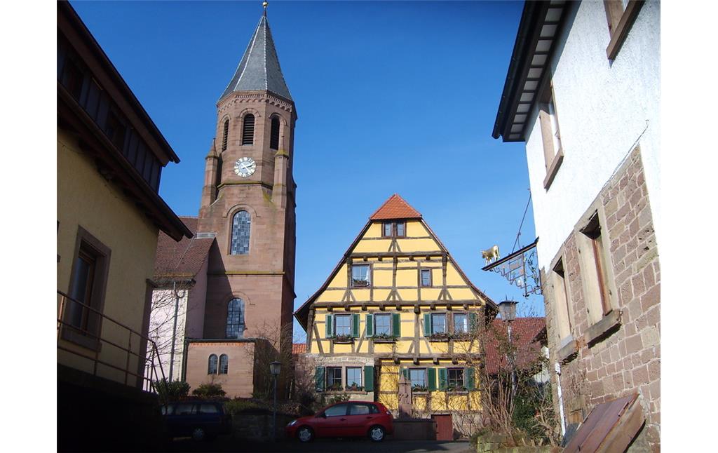Ortskern von Maulbronn-Schmie mit der Kirche und einem für die Region typischen Fachwerkhaus (2013)