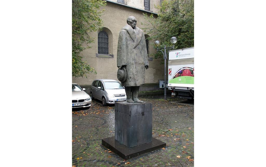Das als Bronzeplastik gestaltete und 1995 eingeweihte Konrad-Adenauer-Denkmal am früheren Kollegiatstift Sankt Aposteln in Köln, an der Apostelnstraße nordwestlich des Neumarktes (2020).