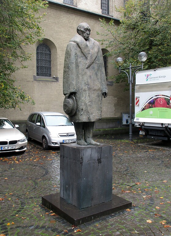 Das als Bronzeplastik gestaltete und 1995 eingeweihte Konrad-Adenauer-Denkmal am früheren Kollegiatstift Sankt Aposteln in Köln, an der Apostelnstraße nordwestlich des Neumarktes (2020).