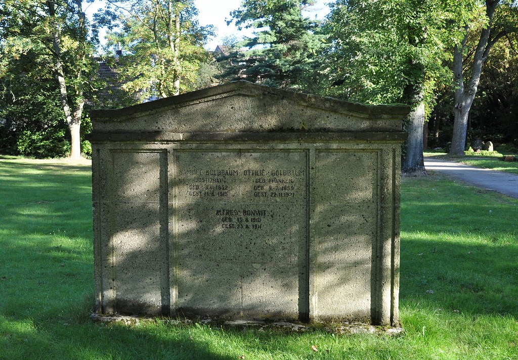 Grabstein auf dem jüdischen Friedhofs auf dem kommunalen Friedhof Sternbuschweg (2016).