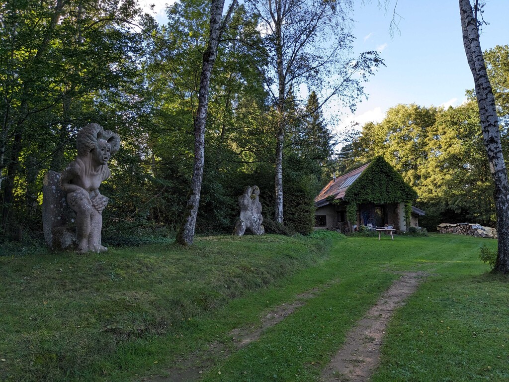 Skulpturen in der Künstlersiedlung Weißenseifen
