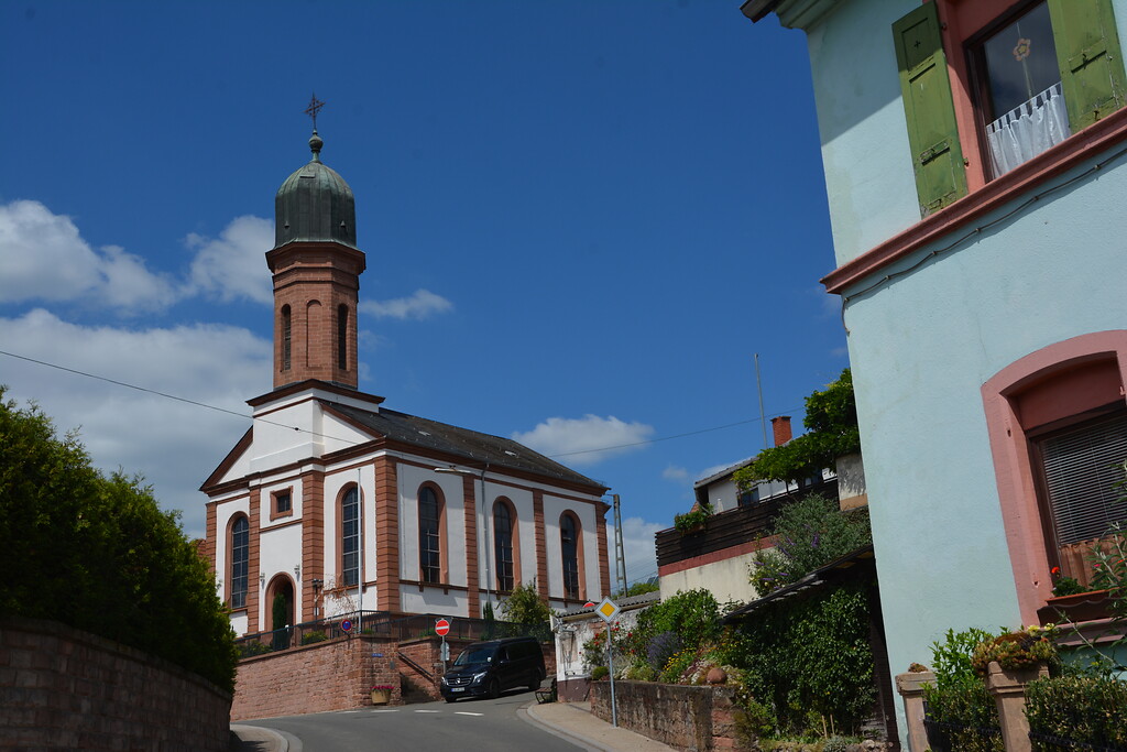 Blick auf die an der Hauptstraße in Weitersweiler gelegene Sankt Bartholomäuskirche (2020)