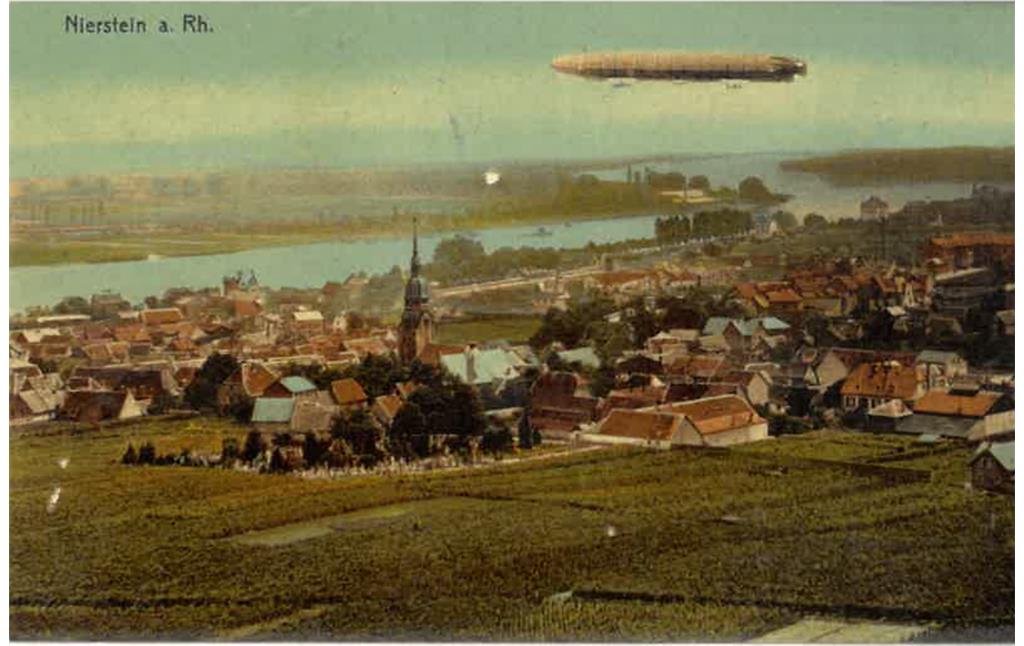 Historische und nachkolorierte Fotografie des Luftschiffs von Graf Zeppelin über Nierstein am Rhein (1908)