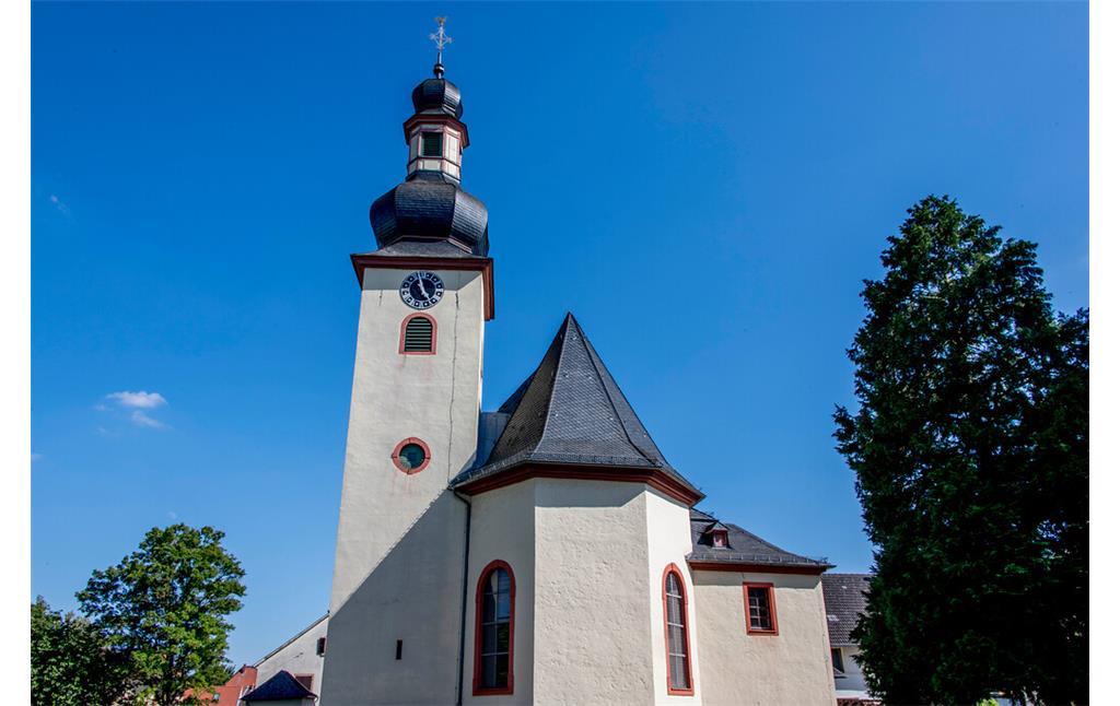Der mittelalterliche Turm der Pfarrkirche Mariä Geburt in Bretzenheim mit dem barocken Spindelhelm (Doppelzwiebelhelm) (2022)