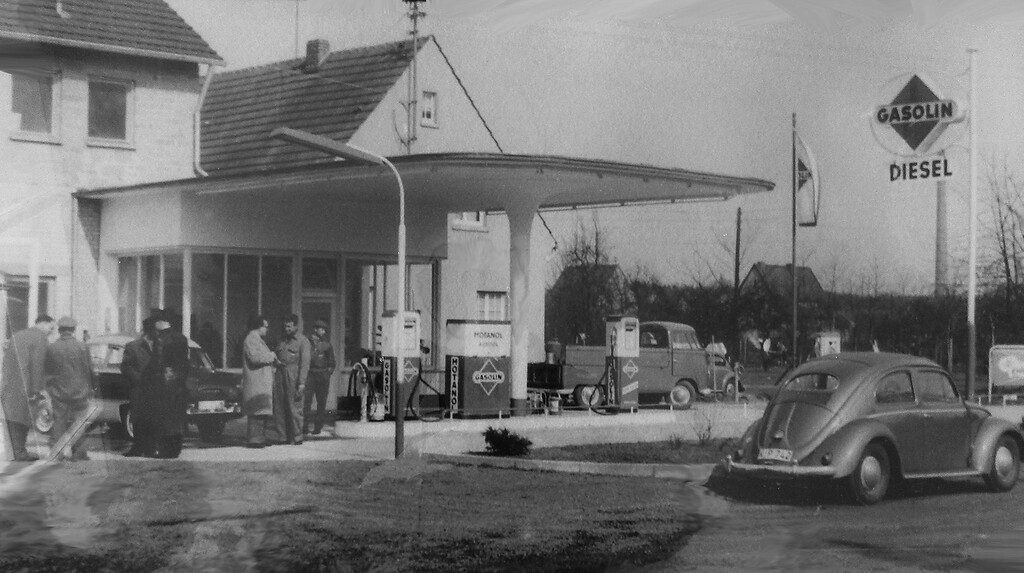 Historische Aufnahme der Gasolin-Tankstelle in Troisdorf-Spich aus den 1950er-Jahren, davor rechts ein Volkswagen-PKW Typ 1, "Ovali-Käfer".