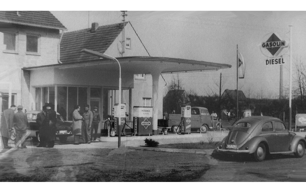 Historische Aufnahme der Gasolin-Tankstelle in Troisdorf-Spich aus den 1950er-Jahren, davor rechts ein Volkswagen-PKW Typ 1, "Ovali-Käfer".