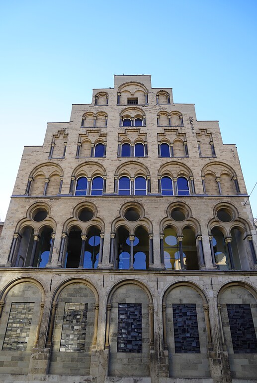 Die Frontansicht der Fassade des Overstolzenhauses in Köln (2023)