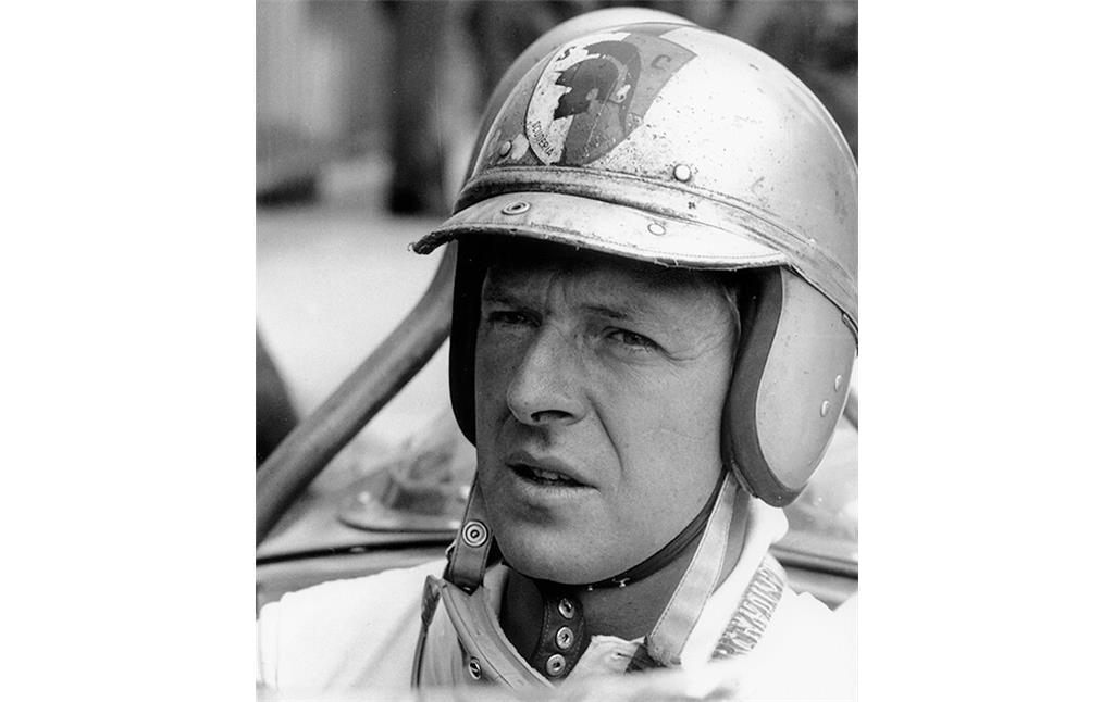 Der Rennfahrer Wolfgang Graf Berghe von Trips (1928-1961), auf seinem Helm das Wappen der Sportfahrergemeinschaft "Scuderia Colonia".