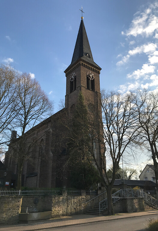 Katholische Kirche Sankt Severin in Schwadorf (2020), Ansicht von Norden.