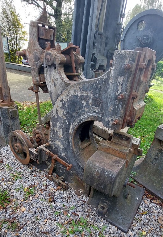 Eine historische Maschine im Außenbereich der früheren Gesenkschmiede Hendrichs, LVR-Industriemuseum Solingen (2023).