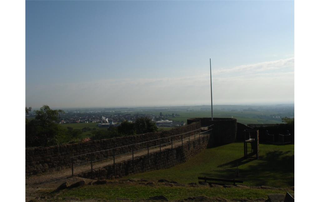 Blick über die Burg in die Rheinebene (2021)
