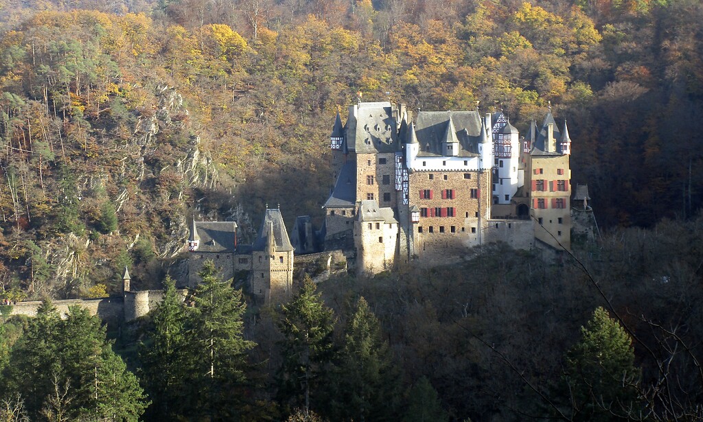 Burg Eltz oberhalb des Elzbachs (2020), Ansicht von Nordosten.