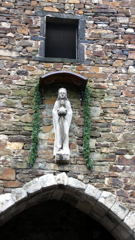 Barbarastatue über dem Torbogen des Ahrtors in Ahrweiler (2016)