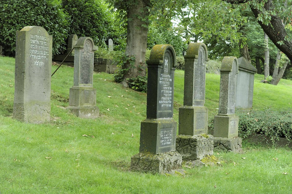 Grabsteine auf dem Jüdischen Friedhof an der Krefelder Straße in Dormagen