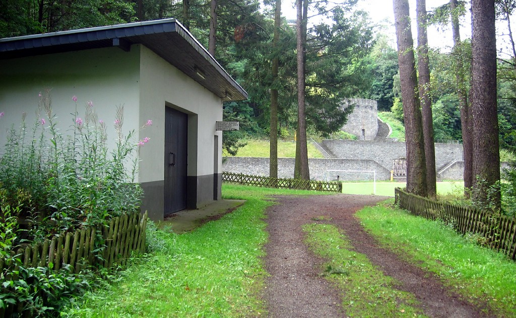 Blick über die Sportanlagen auf die Thingstätte des NS-Schulungsheims, der so genannten "Ordensburg" Vogelsang bei Schleiden-Gemünd (2015).