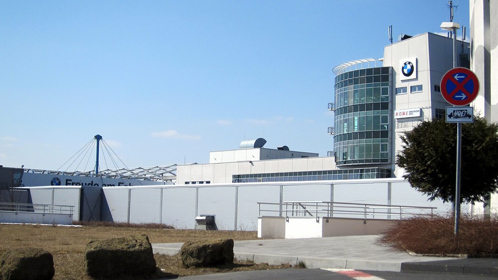 Teile der modernen Gebäude "ring°boulevard" und "ring°werk" am Nürburgring  (2013)