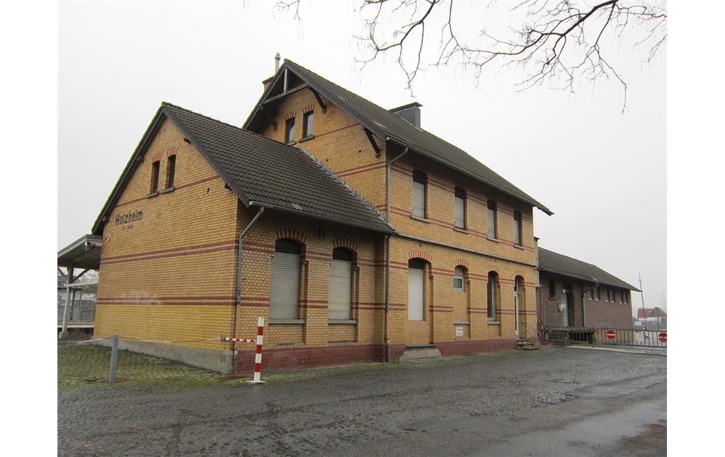 Empfangsgebäude des Bahnhofes Holzheim, von der Straßenseite gesehen; im Hintergrund der angebaute Güterschuppen (2012).