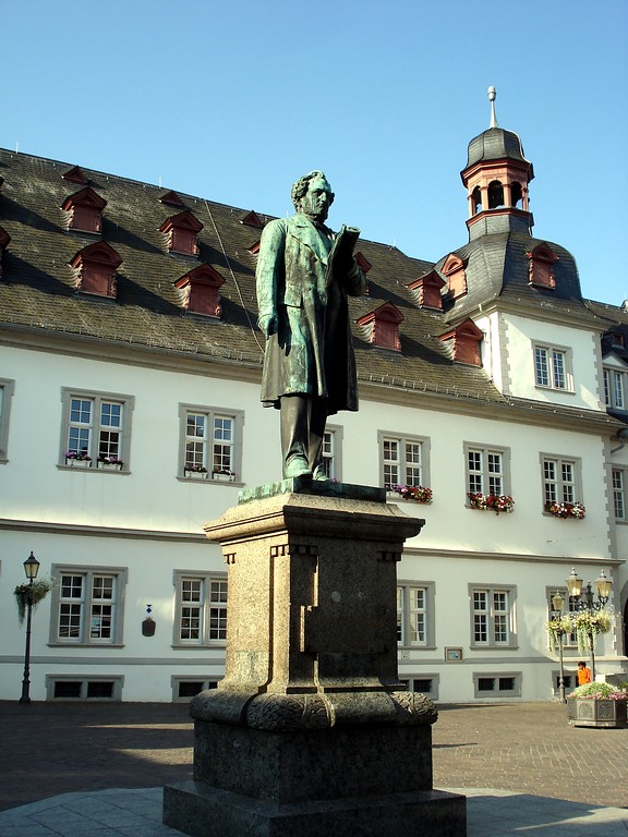 Johannes-Müller-Denkmal auf dem Jesuitenplatz vor dem Koblenzer Rathaus in der Koblenzer Altstadt (2014)
