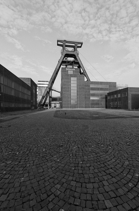 Fördergerüst samt Schachthaus und Wagenumlauf der Schachtanlage Zollverein 12 von der Gelsenkirchener Straße aus gesehen, 2008