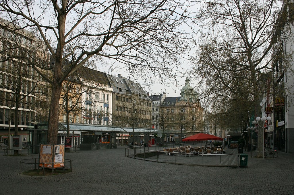 Friedensplatz mit Bushaltestelle (2012)