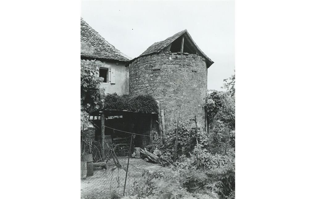 Mauerturm als Rest der alten Ortsbefestigung von Kirrweiler in der Pfalz (1993)