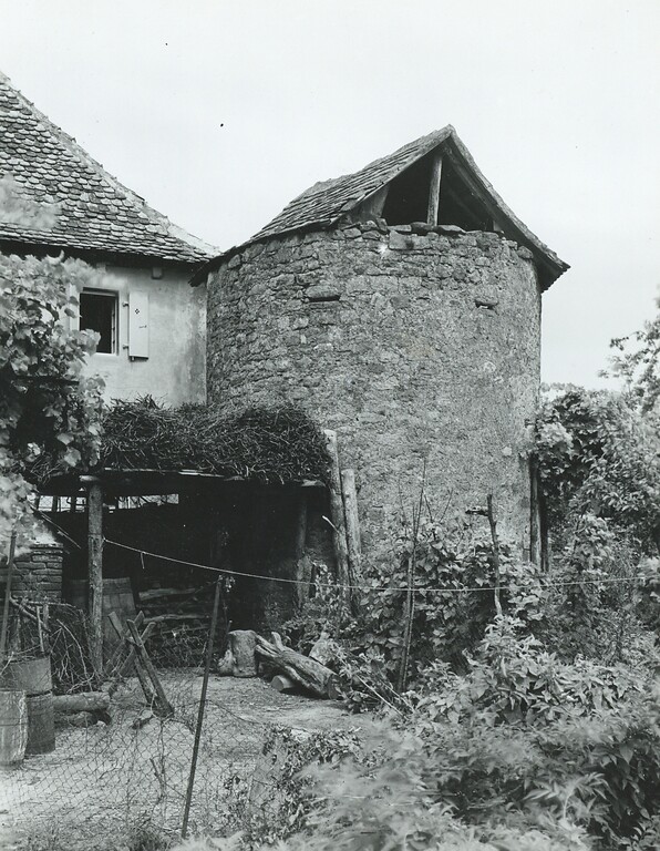 Mauerturm als Rest der alten Ortsbefestigung von Kirrweiler in der Pfalz (1993)