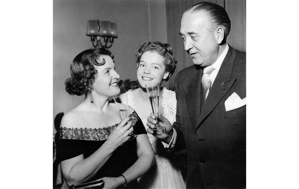 Der Kölner Gastronom Hans Herbert Blatzheim - u.a. Bastei und Gürzenich - mit seiner Ehefrau, der Schauspielerin Magda Schneider und deren Tochter, die Schauspielerin Romy Schneider (Aufnahme 1956).