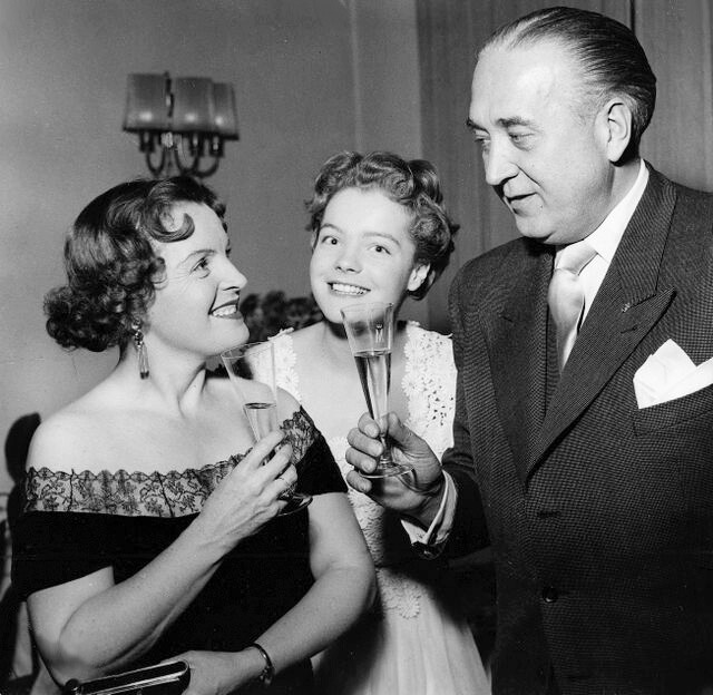Der Kölner Gastronom Hans Herbert Blatzheim - u.a. Bastei und Gürzenich - mit seiner Ehefrau, der Schauspielerin Magda Schneider und deren Tochter, die Schauspielerin Romy Schneider (Aufnahme 1956).