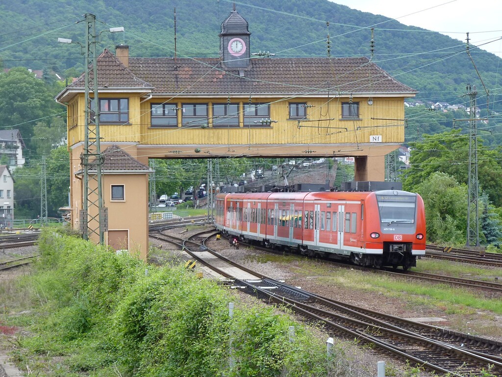 Gebäudeansicht Stellwerk Nf mit S-Bahn (30.05.2014)