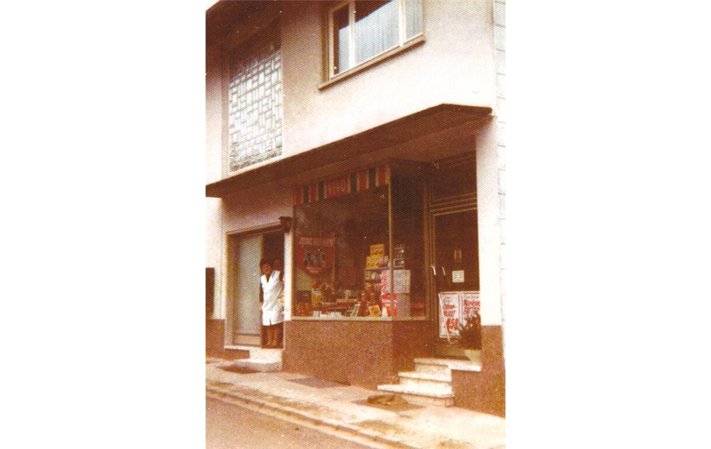 Außenansicht des Gemischtwarenladens Kirchner in der Bolander Straße 2 in Weitersweiler (1980er Jahre)