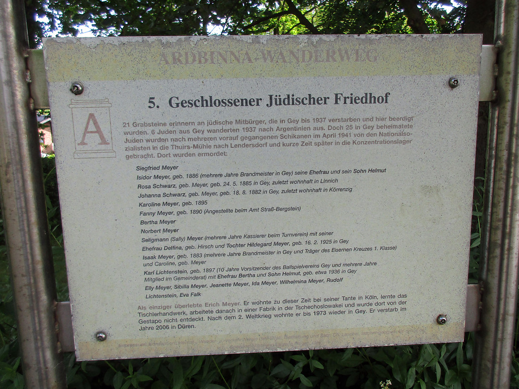 Informationstafel des Ardbinna-Wanderwegs zum jüdischen Friedhof in Hürtgenwald-Gey (2017). Aufgelistet sind die Namen der während des NS-Zeit ermordeten Juden.