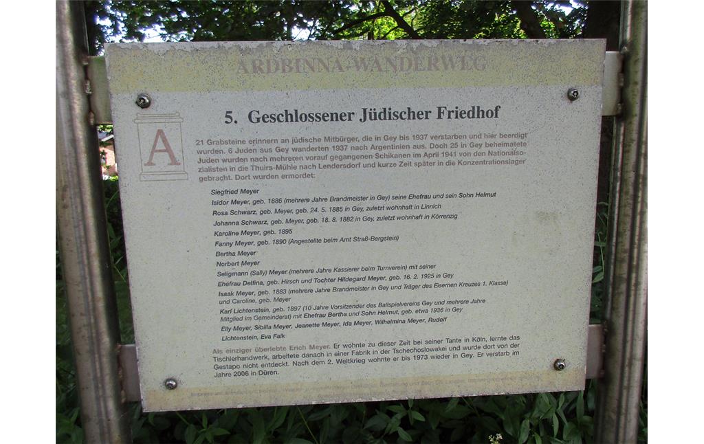 Informationstafel des Ardbinna-Wanderwegs zum jüdischen Friedhof in Hürtgenwald-Gey (2017). Aufgelistet sind die Namen der während des NS-Zeit ermordeten Juden.
