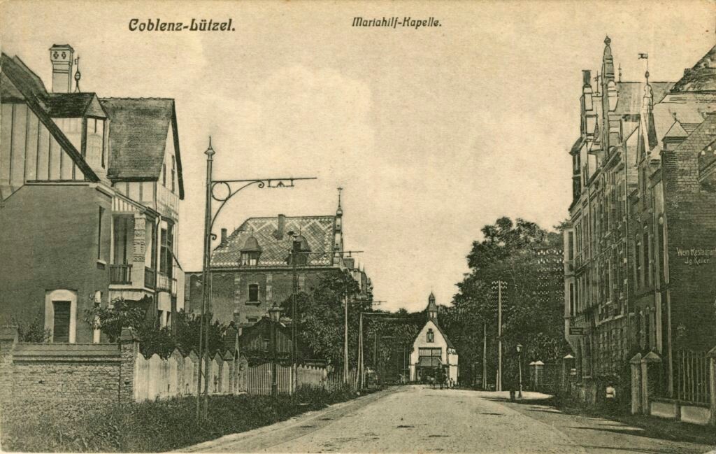 Historische Postkarte einer Straße in Koblenz-Lützel, die auf die Maria-Hilf-Kapelle zuführt (gelaufen um 1906).