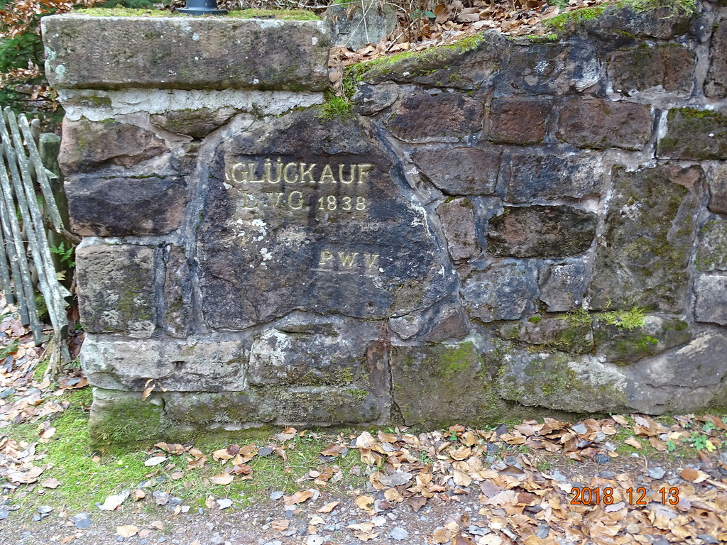 Ritterstein Nr. 9 Glückauf L. v. G. 1838 an der Eisenerzgrube St.-Anna-Stollen bei Nothweiler (2018)